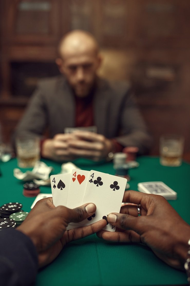 Pengguna mengelola pengaturan privasi akun untuk menjaga data di platform liga228
